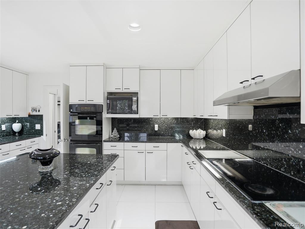 3827 Manchester Court, Bloomfield Hills, MI 48302 — Photo 21