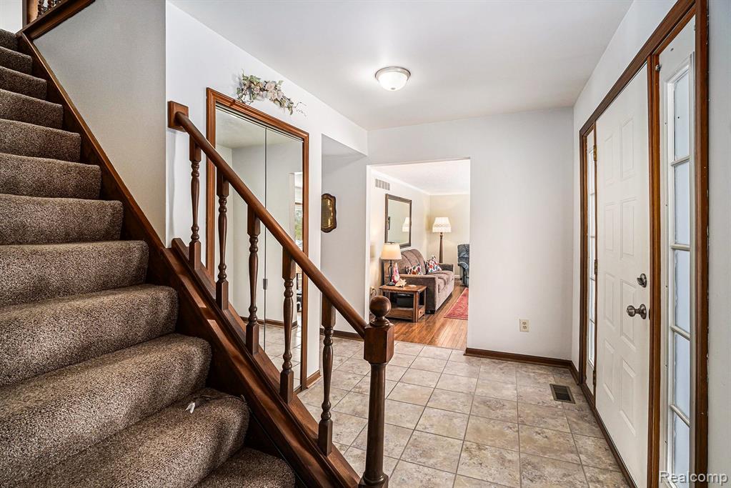 9213 Apple Orchard Drive, Fenton, MI 48430 — Photo 2