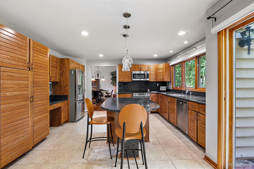 8398 ELKRUN Drive, Clarkston, MI 48348 — Photo 15