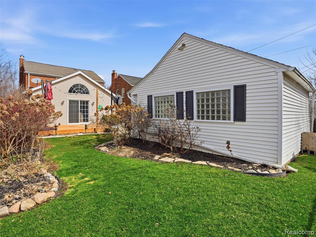 2073 Lochmoor Boulevard, Grosse Pointe Woods, MI 48236 — Photo 45