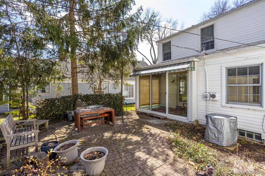 4 DUXBURY Lane, Dearborn, MI 48120 — Photo 30