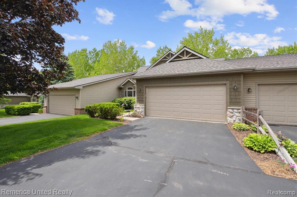 1317 PEPPERGROVE Drive, Brighton, MI 48116 — Photo 5