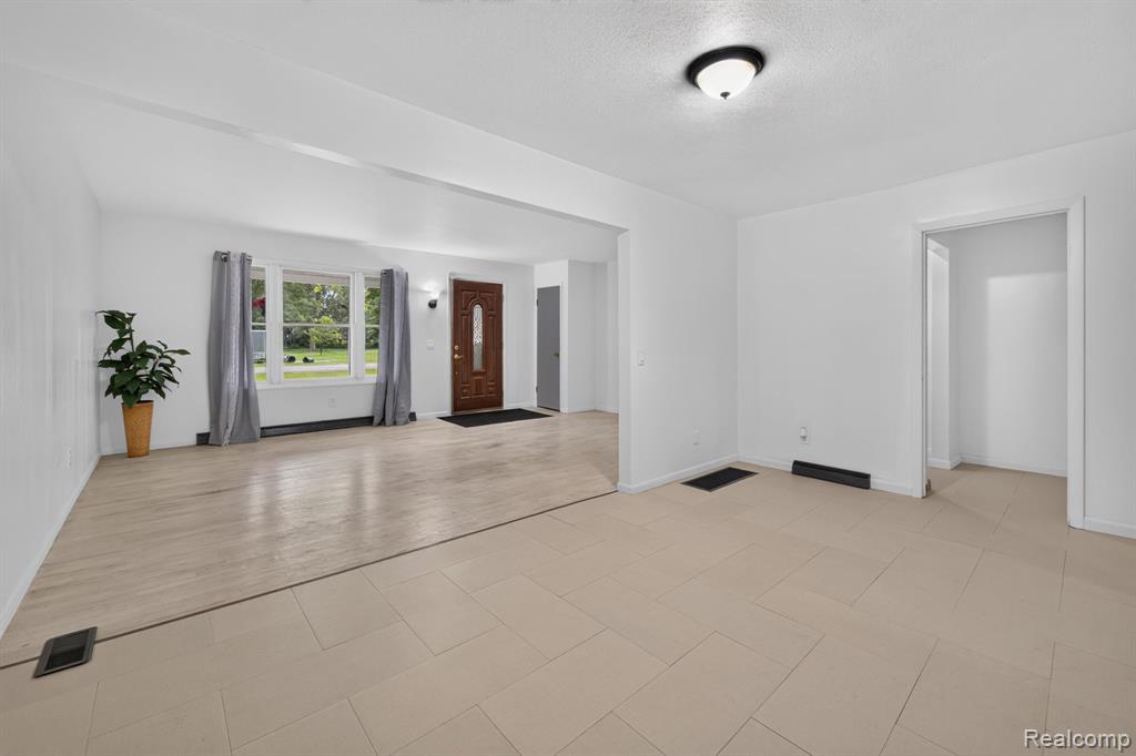 9288 Hilda Lane, Flushing, MI 48433 — Photo 12