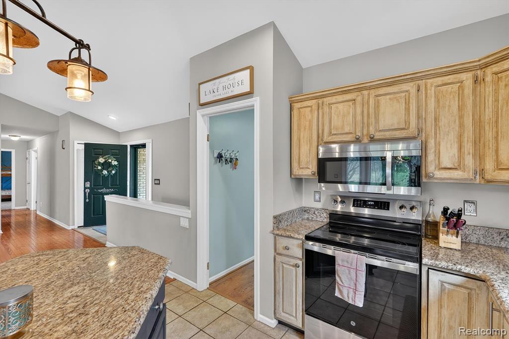 16147 Silvercrest Drive, Fenton, MI 48430 — Photo 14