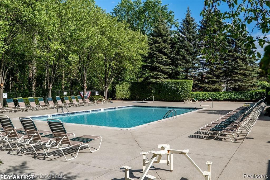 4165 Berkshire Drive, Sterling Heights, MI 48314 — Photo 40