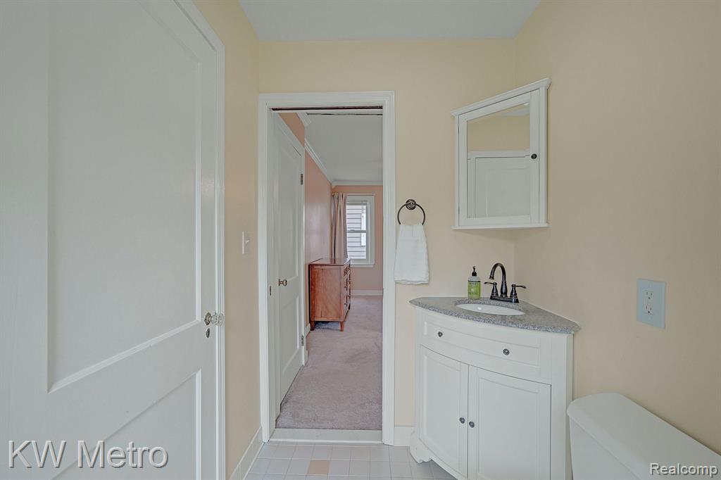 806 LOCKWOOD Road, Royal Oak, MI 48067 — Photo 23