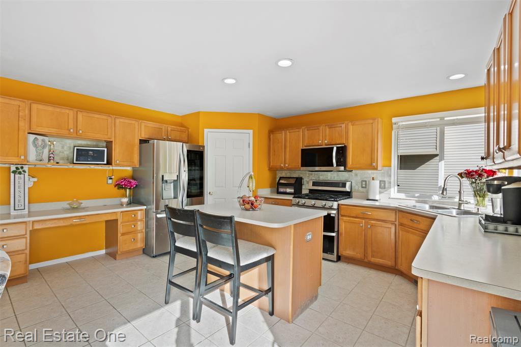 43275 Pond Bluff Drive, Belleville, MI 48111 — Photo 12