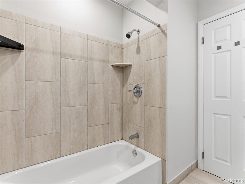 607 E Fox Hills E Drive, Bloomfield Hills, MI 48304 — Photo 16