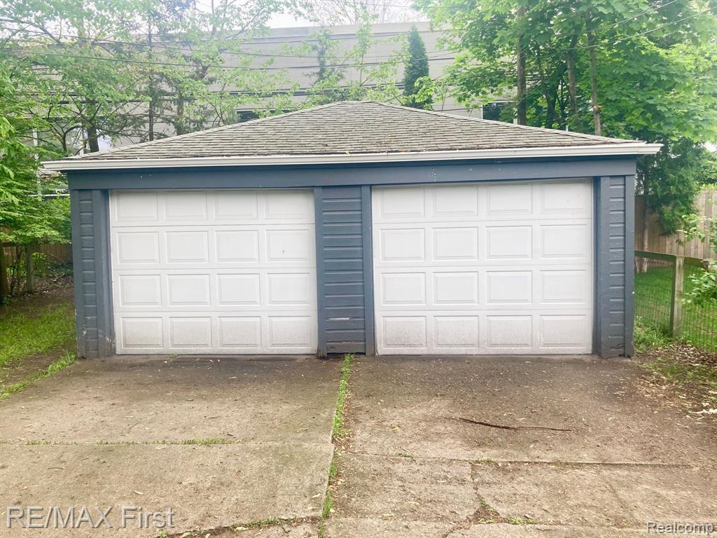 429 E KENILWORTH Avenue, Royal Oak, MI 48067 — Photo 19