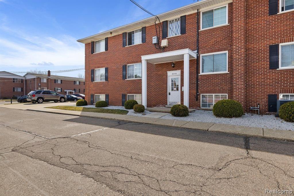 8270 CRESTVIEW Drive, C7, Sterling Heights, MI 48312 — Photo 3