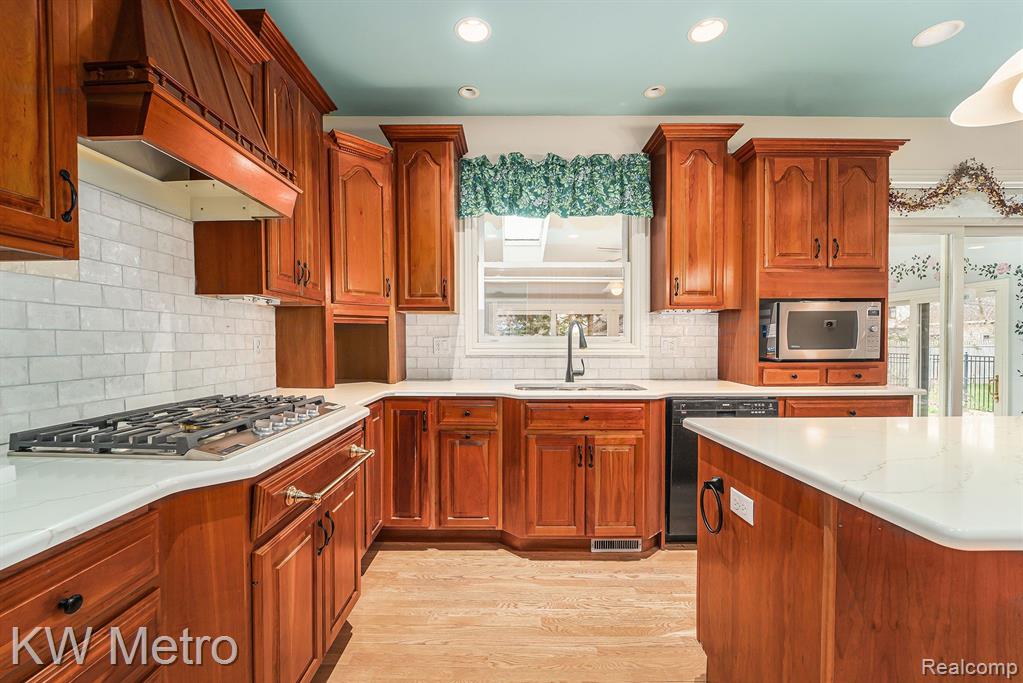 18 CAMBRIDGE Boulevard, Pleasant Ridge, MI — Photo 5