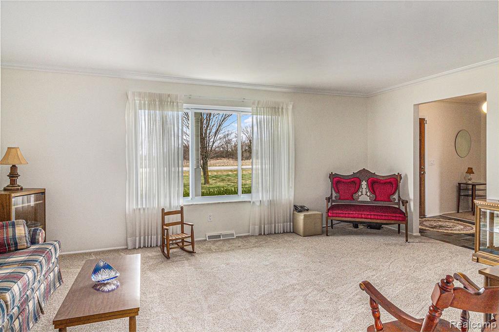 7048 SEYMOUR Road, Swartz Creek, MI 48473 — Photo 6