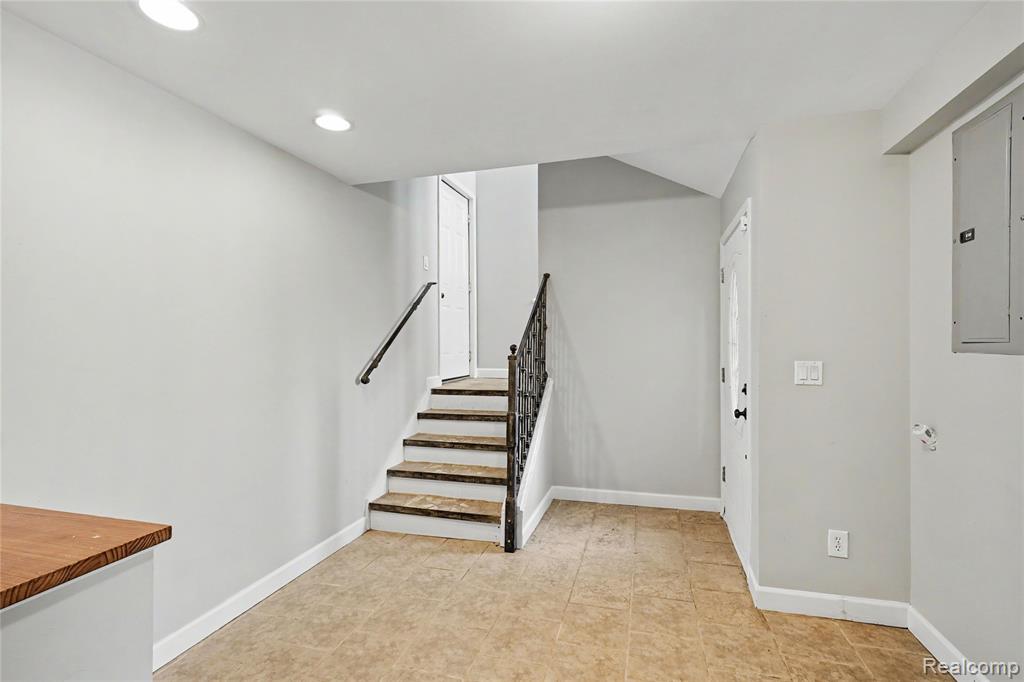 8390 Peninsular Drive, Fenton, MI 48430 — Photo 24