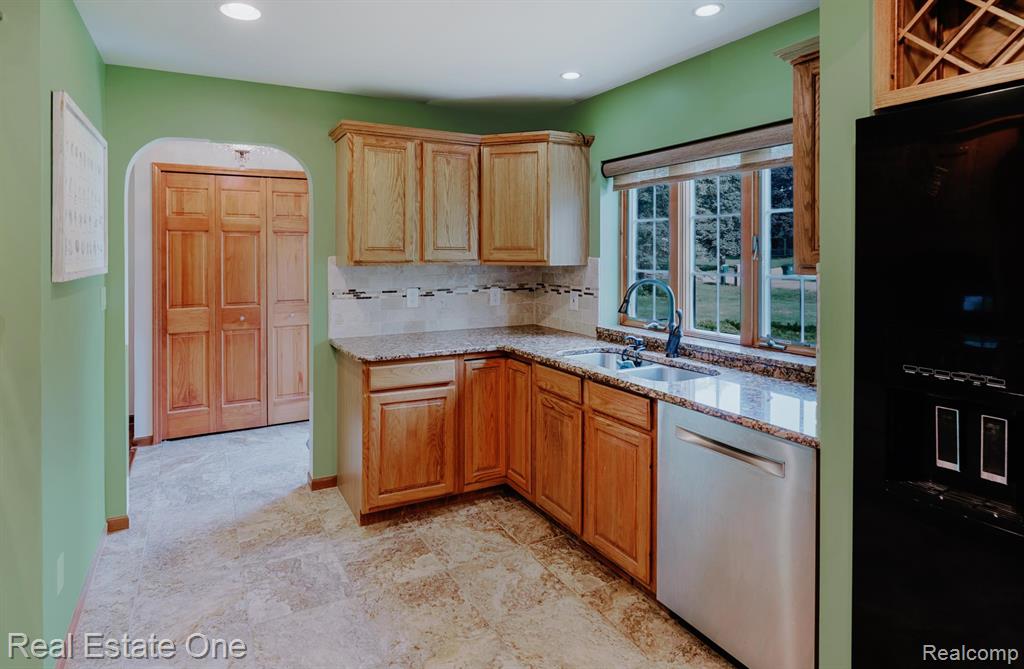 454 Lesdale Drive, Troy, MI 48085 — Photo 10