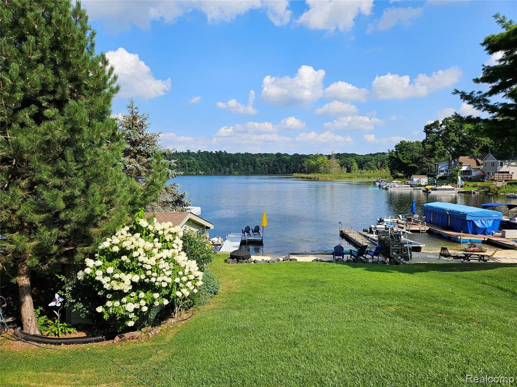 1325 Beach Drive, Orion, MI — Photo 4
