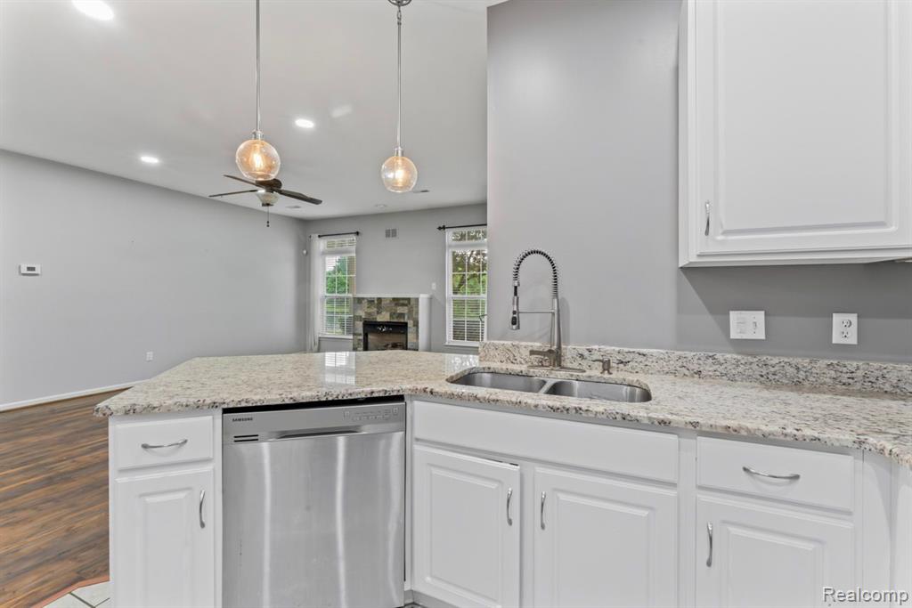4109 ADDINGTON Drive, Commerce Twp, MI 48390 — Photo 9
