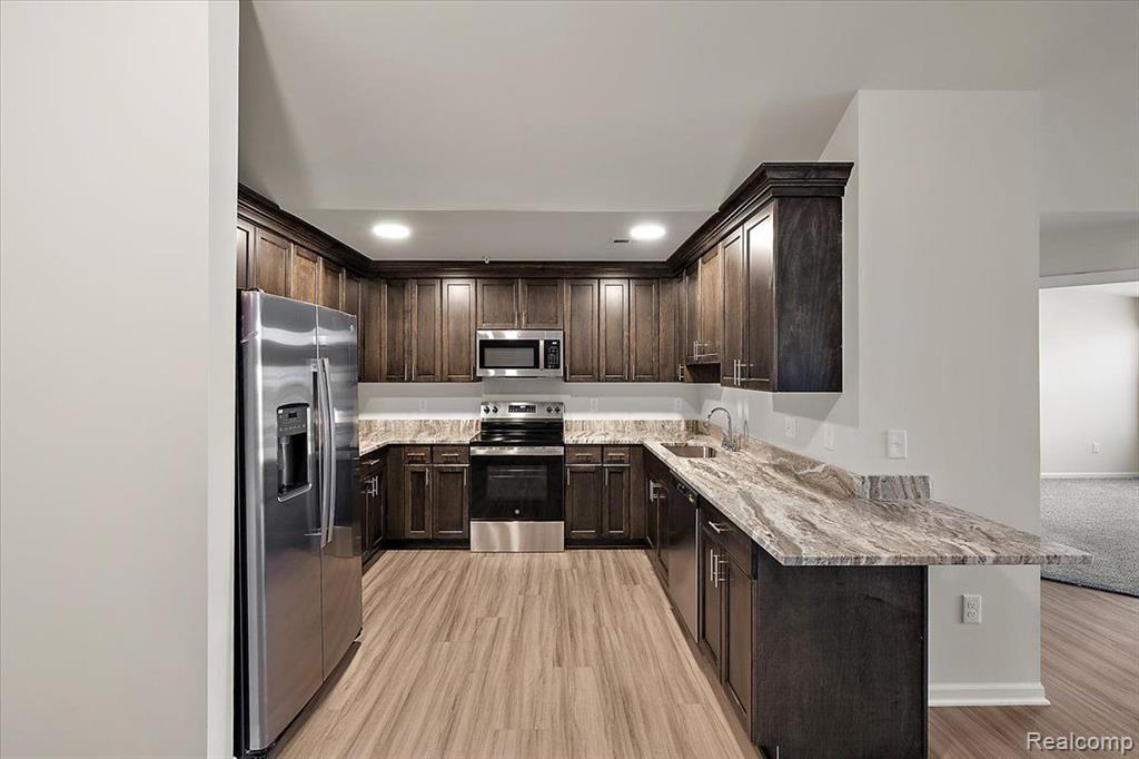 8292 HEYWOOD Circle, Sterling Heights, MI 48312 — Photo 2