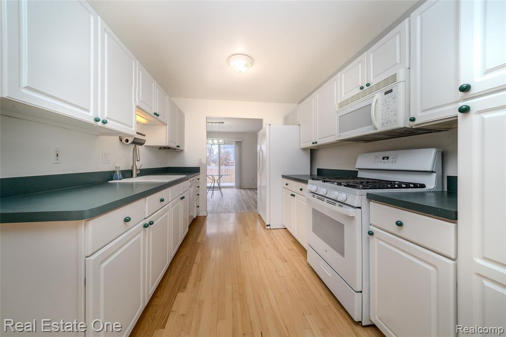 24099 Tana Court, Farmington, MI 48335 — Photo 26