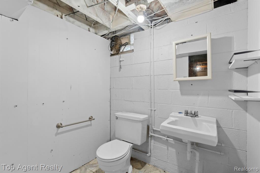 9319 MERRIMAN Road, Livonia, MI 48150 — Photo 24