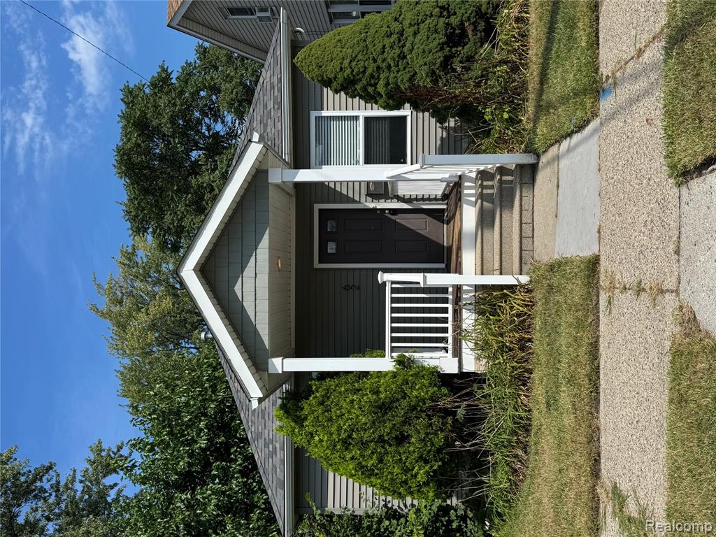 62 W HAYES Avenue, Hazel Park, MI 48030
