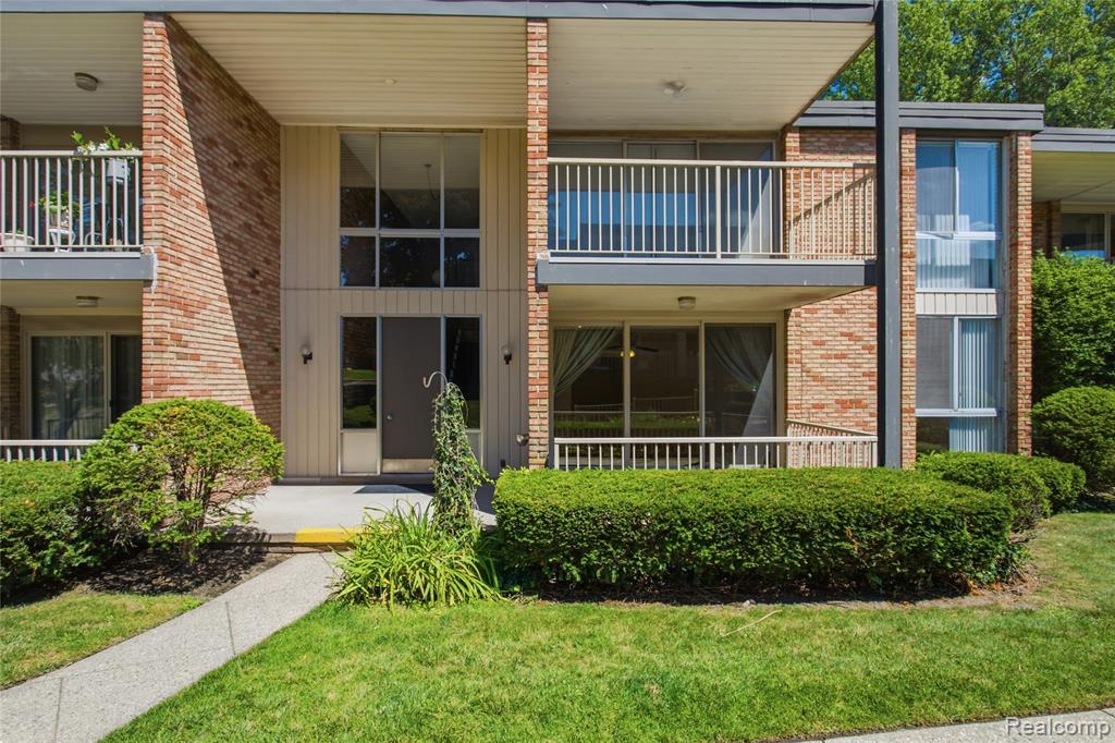 4041 W Maple Road, E102, Bloomfield Hills, MI 48301