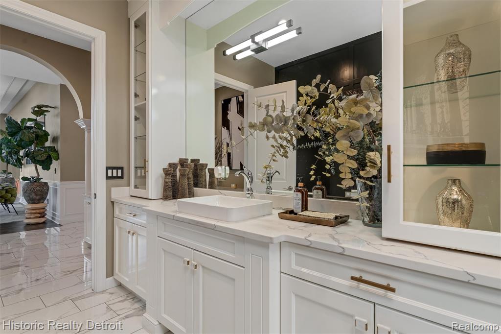5695 N Branford Drive N, West Bloomfield, MI — Photo 11