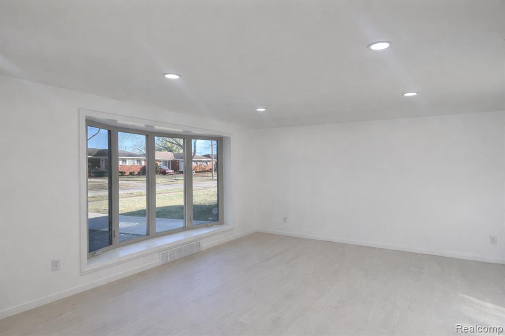 8895 Lenore Ave, Redford, MI 48239 — Photo 3