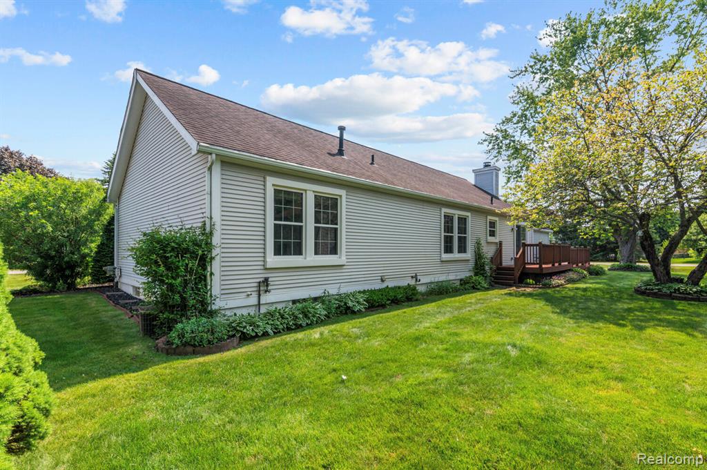 9076 Wildwood Lake Dr, Whitmore Lake, MI 48189 — Photo 24