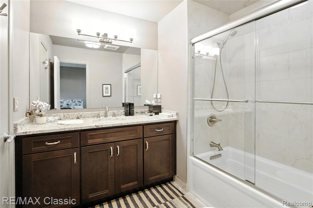 4022 CHABLIS Street, West Bloomfield, MI 48323 — Photo 36