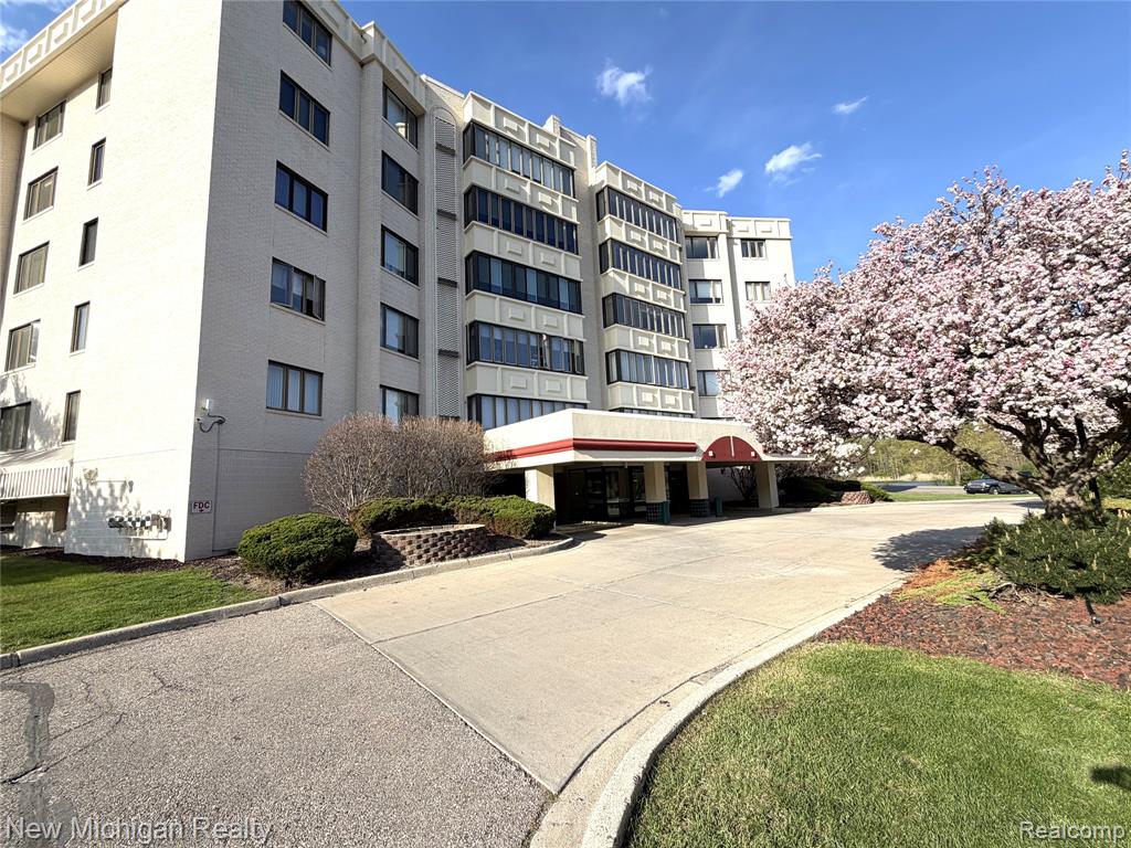 43000 12 Oaks Crescent Drive, 2033, Novi, MI 48377 — front exterior