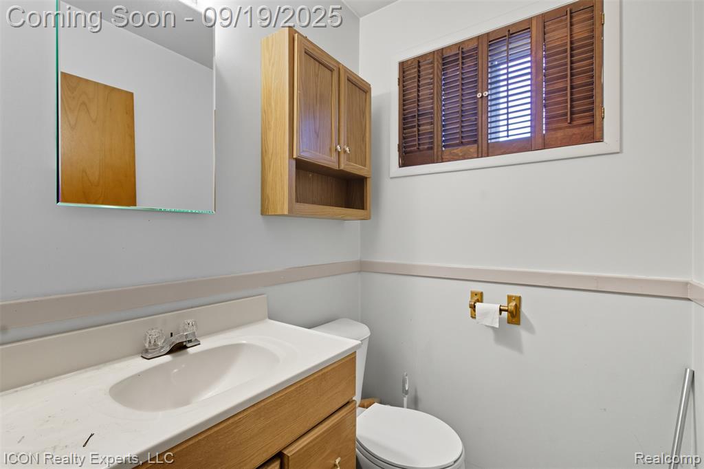 8843 Headley Drive, Sterling Heights, MI 48314 — Photo 13