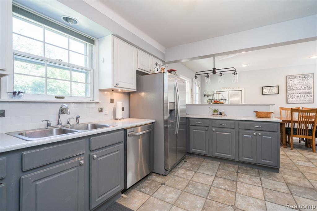 28090 Sunset Boulevard W, Lathrup Village, MI 48076 — Photo 13