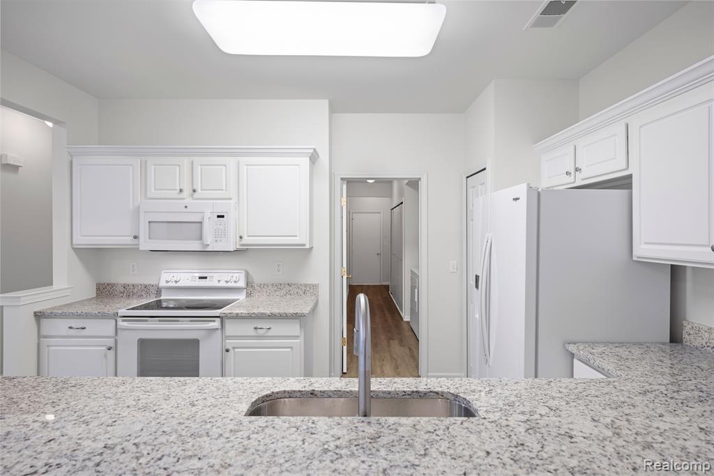 45622 WARWICK Drive, Macomb, MI 48044 — Photo 14
