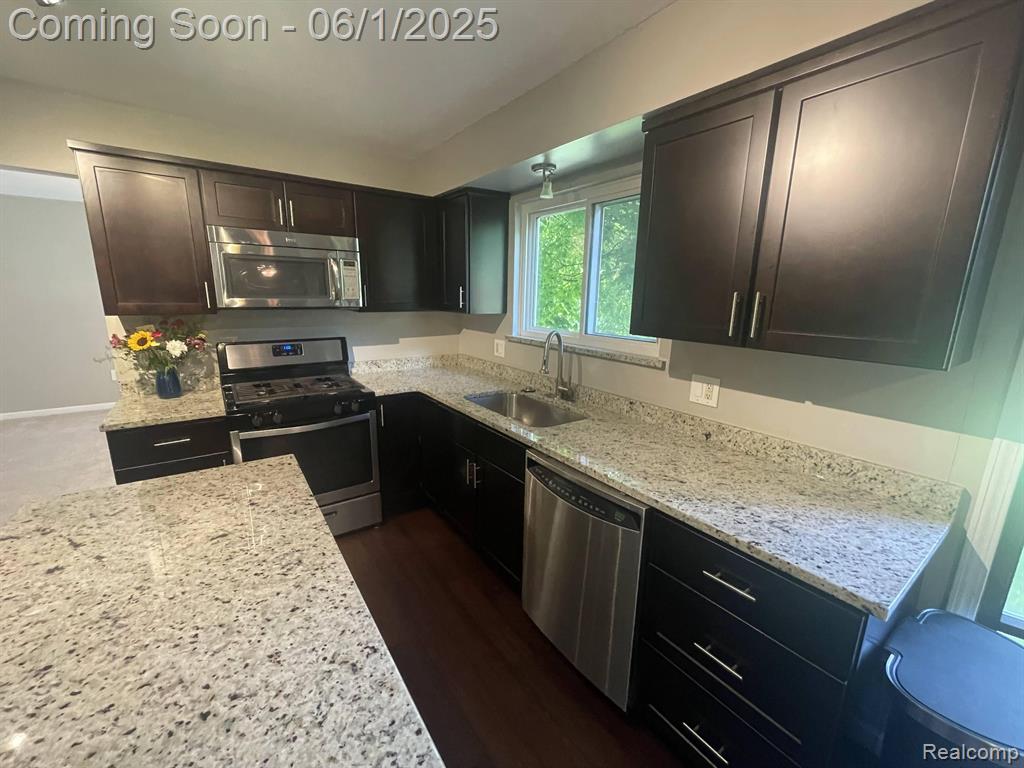 749 DUNEDIN Court, Rochester Hills, MI 48309 — Photo 8