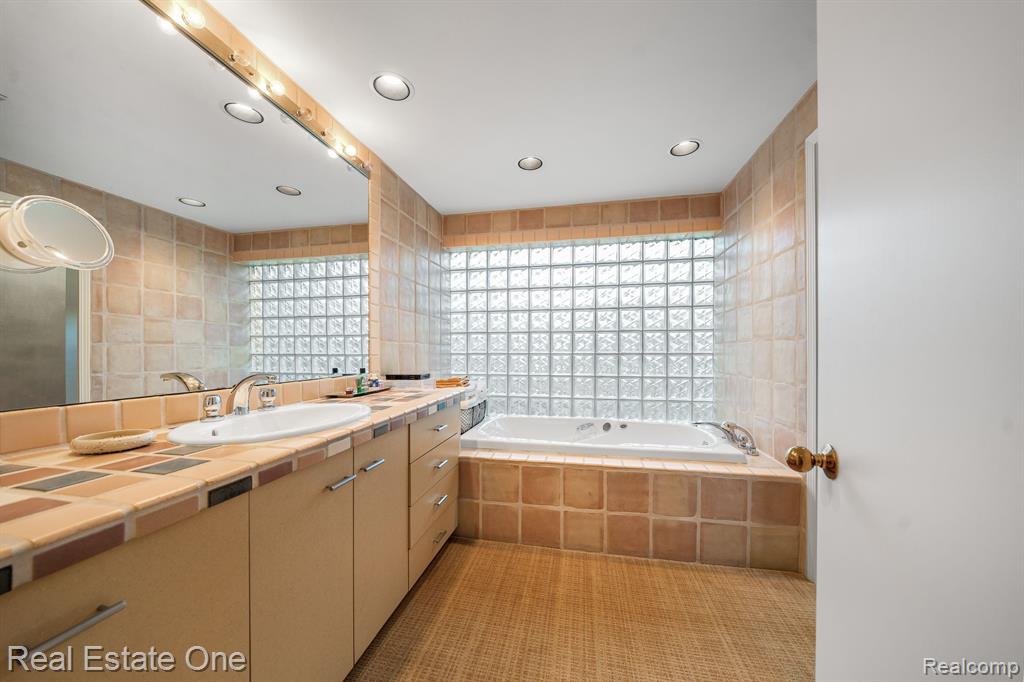 8519 HENDRIE Boulevard, Huntington Woods, MI — Photo 44
