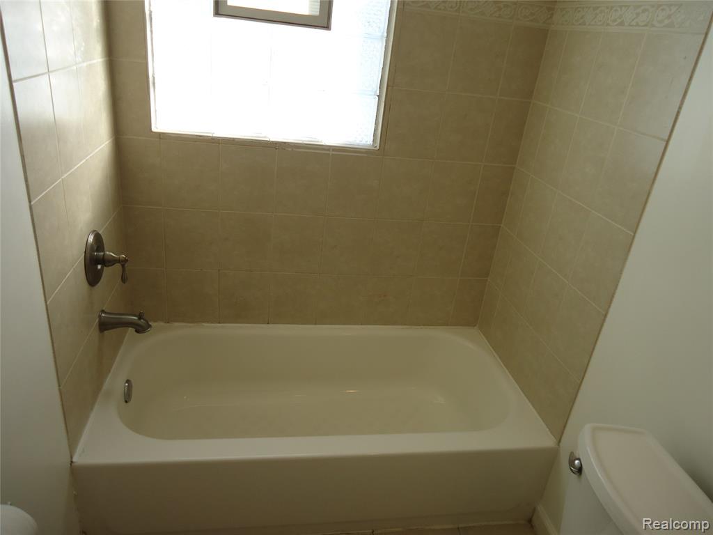 829 HUDSON Street, Wyandotte, MI 48192 — Photo 10