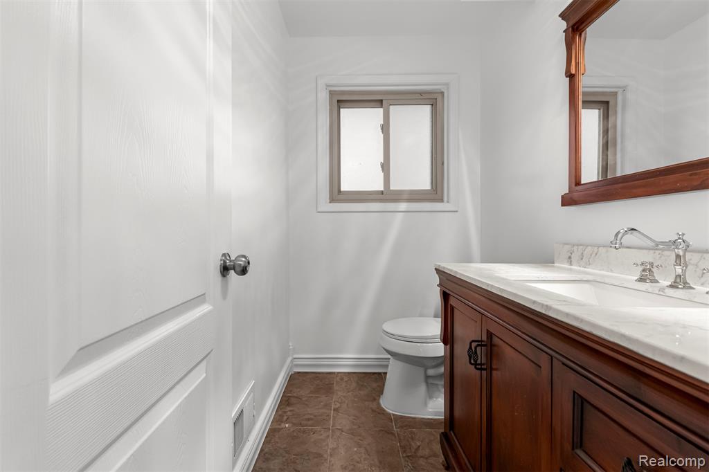 8895 Lenore Ave, Redford, MI 48239 — Photo 16