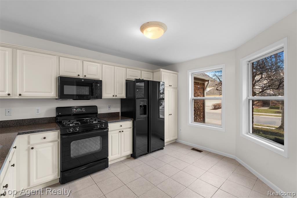 45505 Limerick Drive, Macomb, MI 48044 — Photo 11