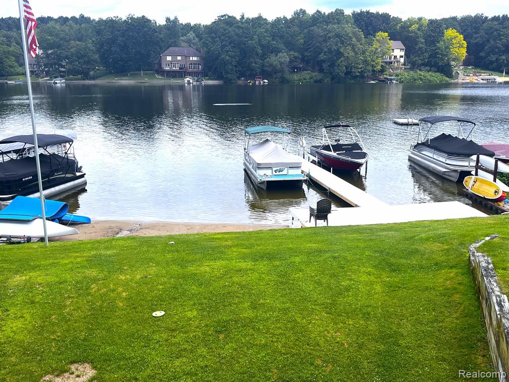 8480 CAROLS Drive, Brighton, MI 48114 — Photo 24