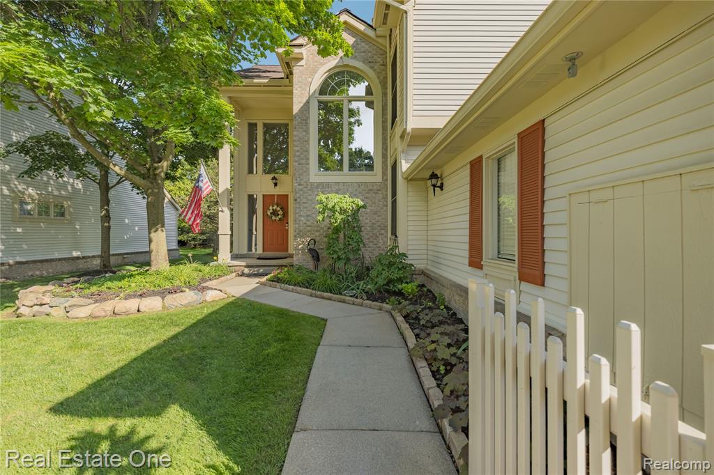 7105 Winding Brook Court, West Bloomfield, MI — Photo 4