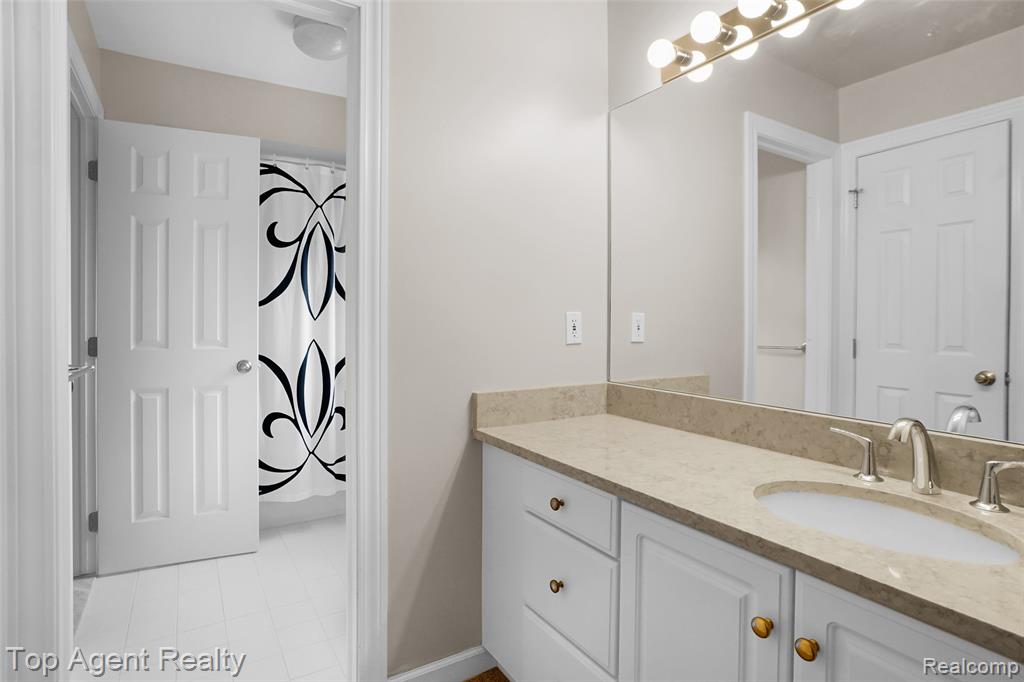 6369 Peach Tree Court, Rochester Hills, MI 48306 — Photo 32