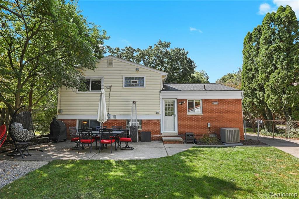 555 Lindsay Drive, Plymouth, MI 48170 — Photo 23