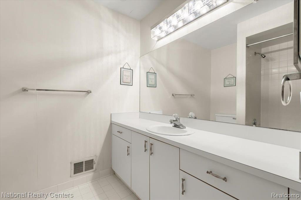 37224 BRENTWOOD Circle, Farmington Hills, MI 48331 — Photo 23