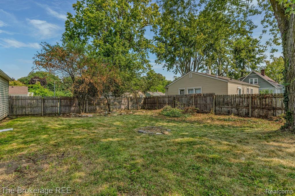 467 W MAXLOW Avenue, Hazel Park, MI 48030 — Photo 29