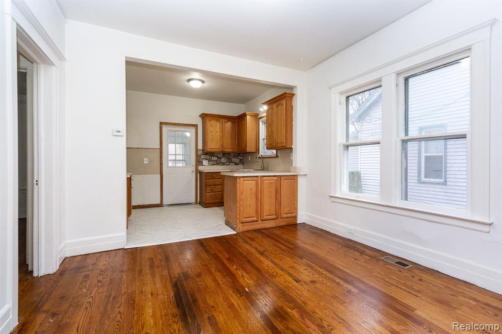 8175 CENTRAL, Center Line, MI 48015 — Photo 4
