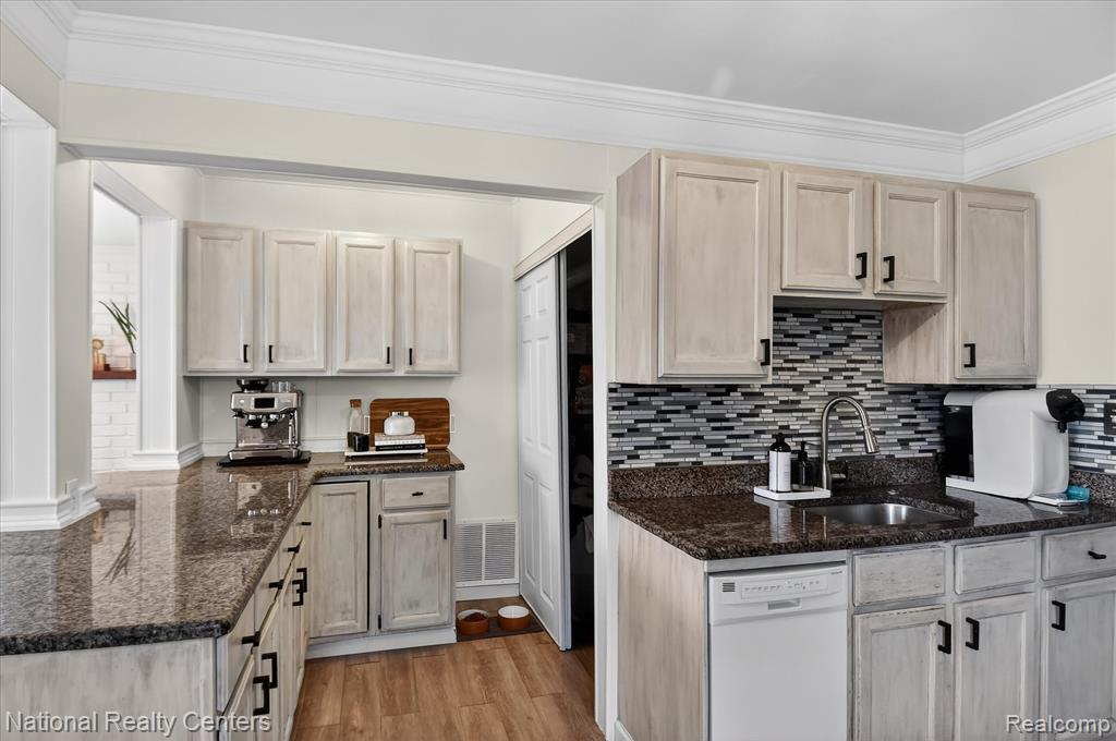 957 E Dallas Avenue, Madison Heights, MI 48071 — Photo 9