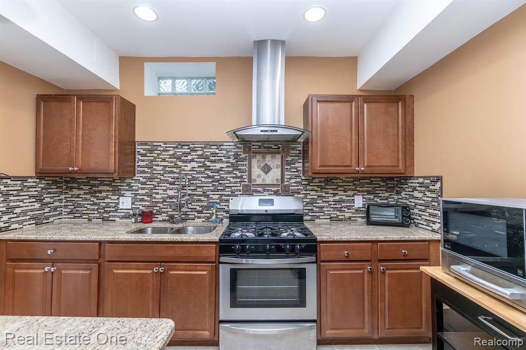 18090 Peninsula Way, Northville, MI 48168 — Photo 80