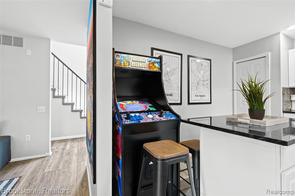 400 LA PLAZA, Royal Oak, MI 48073 — Photo 17
