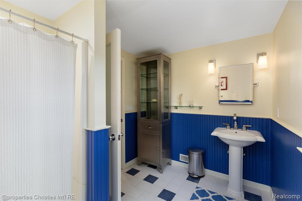 13323 Hart Avenue, Huntington Woods, MI — Photo 29
