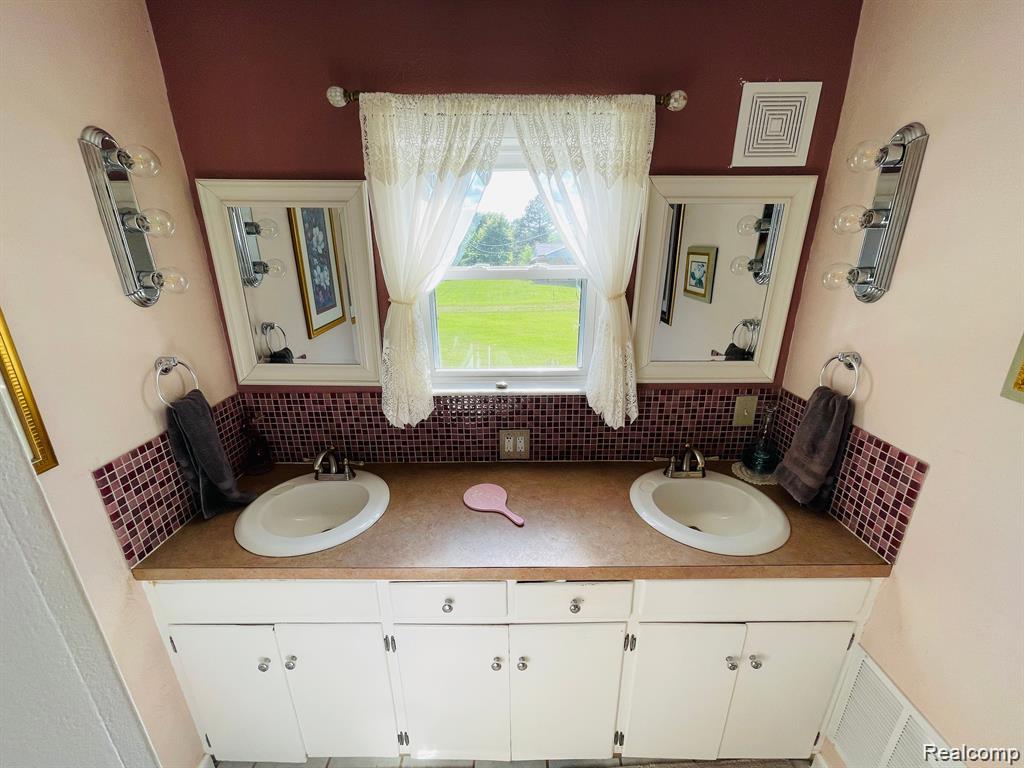 11424 W Corunna Road, Lennon Vlg, MI 48449 — Photo 6
